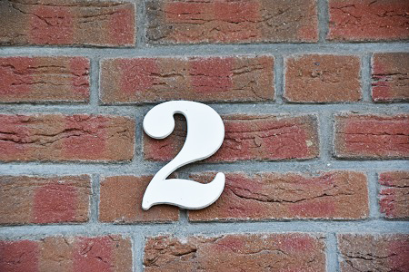 レンガの壁に書かれた2という数字